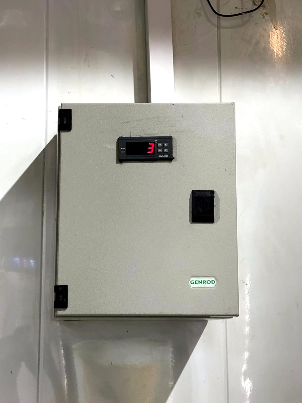 Control de temperatura de la cámara de frío marcando 3°C
