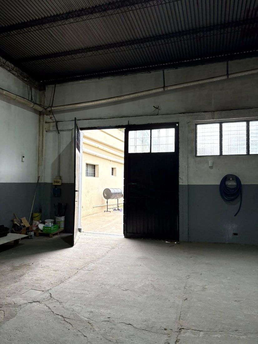 Depósito ALZU - acceso al patio