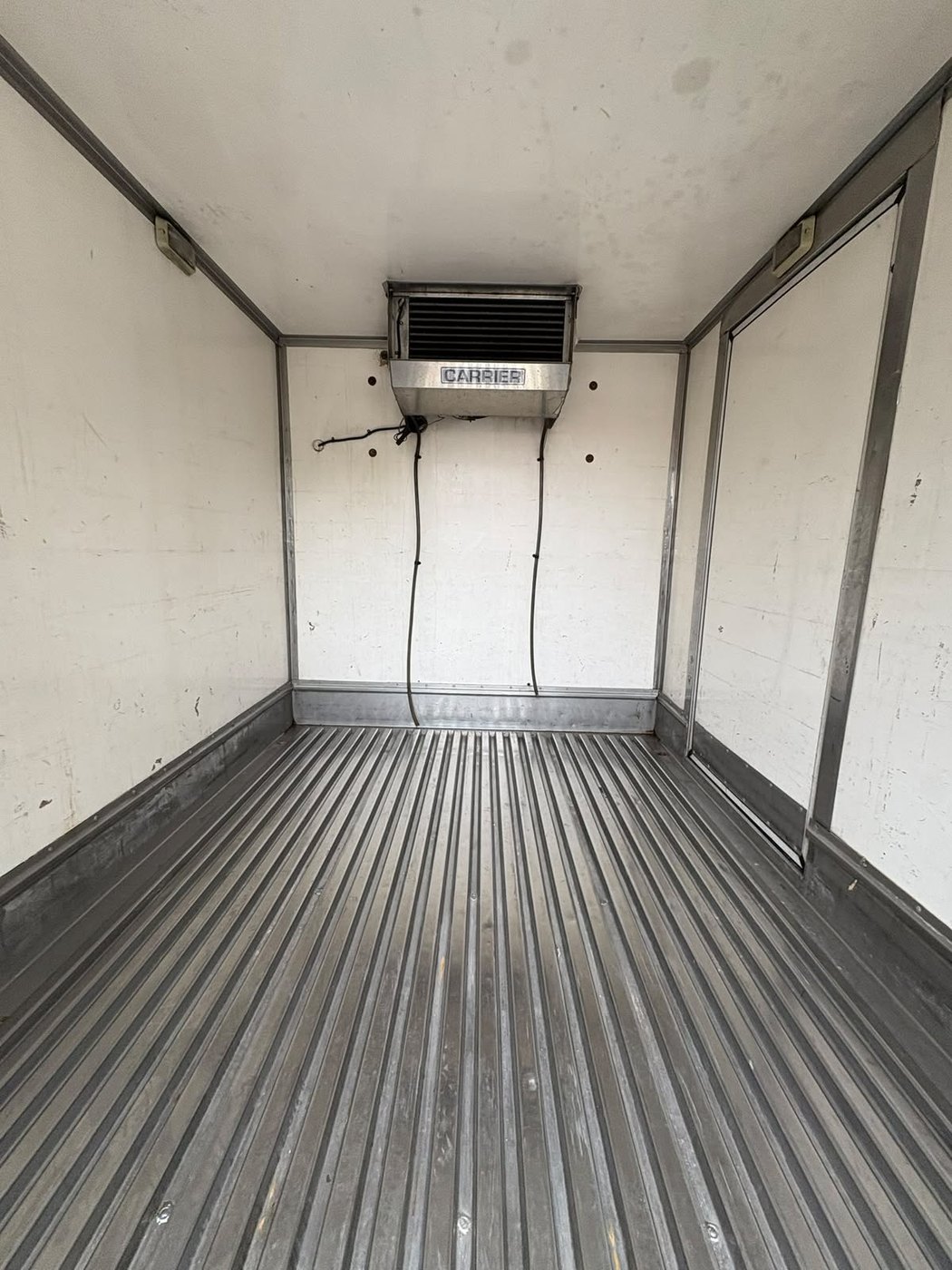 Interior de la caja refrigerada del camión